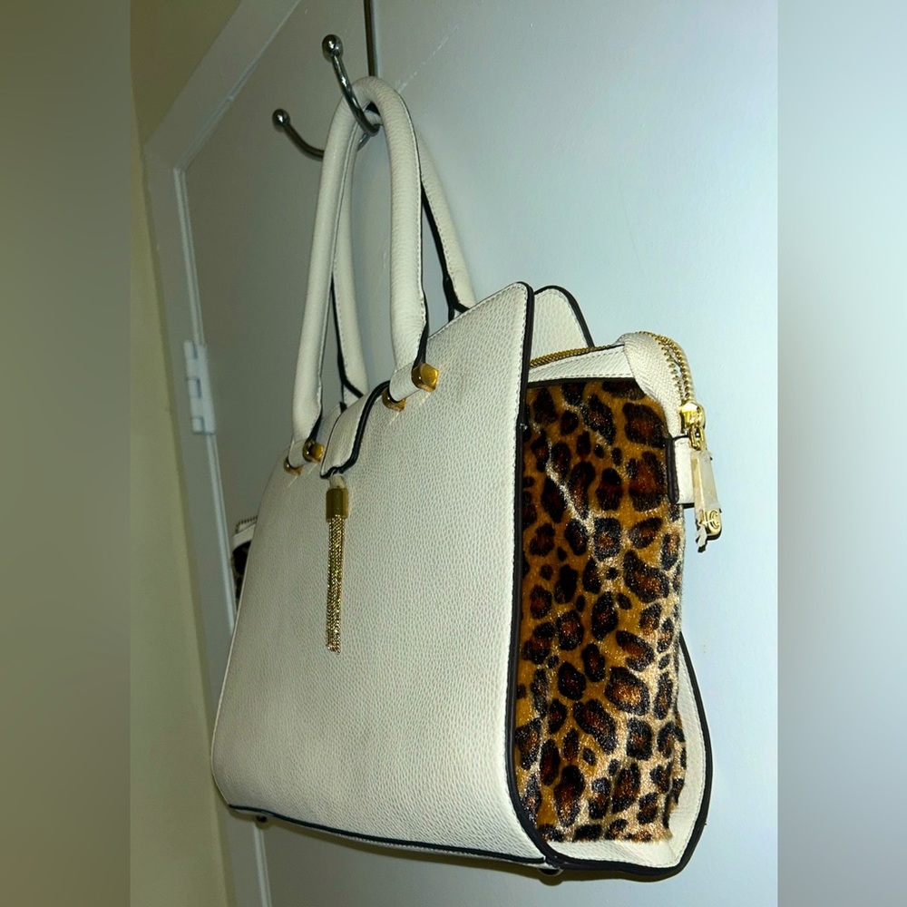 CHEETAH AND WHITE PURSE